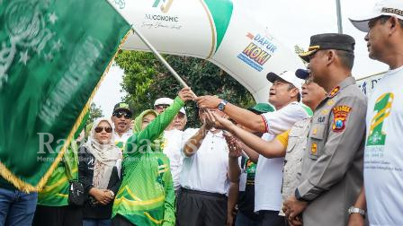 Bupati Lamongan Yuhronur Efendi saat memberangkatkan jalan sehat dalam rangka puncak peringatan satu abad NU di halaman Gedung Sport Center Lamongan, Minggu (26/23).(Dok Pemkab for RadarBangsa.co.id)