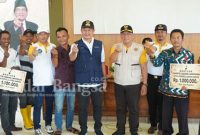 Bupati Lamongan Yuhronur Efendi saat melaksanakan bakti sosial kepada masyarakat Desa Sidomulyo Kecamatan Deket,  di Kantor Kepala Desa Sidomulyo.Minggu (26/2) (Dok pemkab Lamongan for RB)
