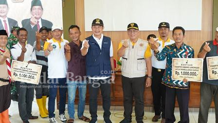 Bupati Lamongan Yuhronur Efendi saat melaksanakan bakti sosial kepada masyarakat Desa Sidomulyo Kecamatan Deket,  di Kantor Kepala Desa Sidomulyo.Minggu (26/2) (Dok pemkab Lamongan for RB)
