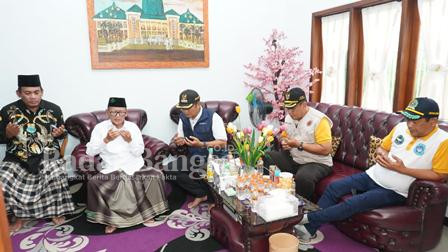 Bupati Lamongan Yuhronur Efendi dan Wakil Bupati Lamongan Abdul Rouf saat silaturahmi ke Pondok Al Mizan Lamongan, Minggu (26/02) (Dok Pemkab Lamongan for RB)