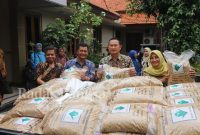 Bupati Lamongan Yuhronur Efendi serahkan bibit padi kepada petani terdampak banjir di Lamongan di  Pendopo Lokatantra, Selasa (28/2), (Dok foto Dinas Ketahanan Pangan dan Pertanian Lamongan fot RadarBangsa.co.id)