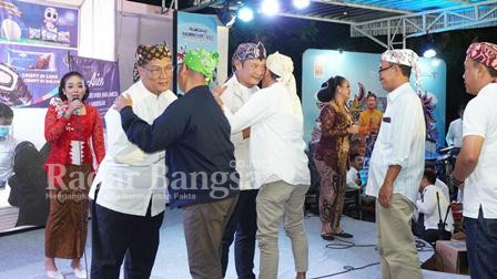 Bupati Lamongan Yuhronur Efendi dan Wabup saat melaunching kalender event 2023 di Cafe Tebing Kecamatan Paciran, Senin (27/2)  (Dok foto Pemkab Lamongan for RadarBangsa.co.id)