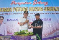 (kanan) Bupati Bupati Lamongan Yuhronur Efendi saat meresmikan rumah potong hewan unggas (RPH-U), Jumat (3/2) di Komplek RPH Sidoharjo. (Dok Pemkab for RadarBangsa.co.id)