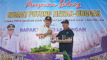 (kanan) Bupati Bupati Lamongan Yuhronur Efendi saat meresmikan rumah potong hewan unggas (RPH-U), Jumat (3/2) di Komplek RPH Sidoharjo. (Dok Pemkab for RadarBangsa.co.id)