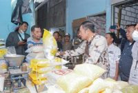 Bupati Lamongan Yuhronur Efendi saat meninjau kegiatan OPM (04/02) (Dok foto Pemkab for RadarBangsa.co.id)