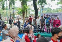 Pak Yes saat memberangkatkan pawai di Titik Nol KM Lamongan, Minggu (5/2) (Dok pemkab Lamongan for RB)