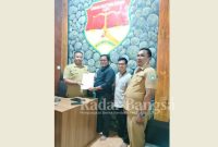 TIM Badan Kesatuan Bangsa dan Politik (Bakesbangpol) Lamongan saat foto bersama di kantor Sekretariat Lembaga Bantuan Hukum Aji Soko Lengor di jl raya Siman Kembangan Kecamatan Sekaran Kabupaten Lamongan, Selasa, (31/01) (Dok foto for RadarBangsa.co.id)