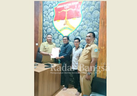 TIM Badan Kesatuan Bangsa dan Politik (Bakesbangpol) Lamongan saat foto bersama di kantor Sekretariat Lembaga Bantuan Hukum Aji Soko Lengor di jl raya Siman Kembangan Kecamatan Sekaran Kabupaten Lamongan, Selasa, (31/01) (Dok foto for RadarBangsa.co.id)