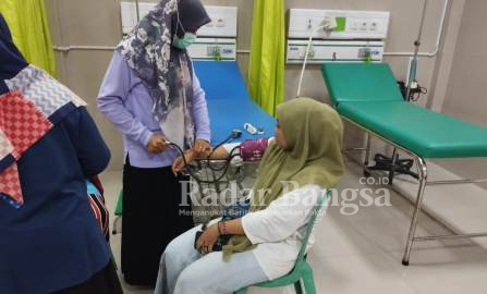 Korban saat mendapatkan perawatan di rumah sakit di Lamongan (Dok Polres Lamongan for RadarBangsa.co.id)