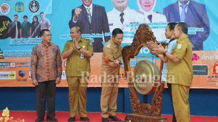 Bupati Lamonga Yuhronur Efendi saat menggelar Campus Expo di Aula KORPRI Lamongan, Selasa (31/1) (ISTIMEWA for RB)