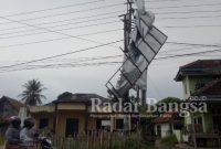 Kondisi papan reklame yang rusak, yang dikeluhkan warga, di Pasar Pagelaran, Pringsewu, Jumat (03/02). (Dok DRM/Radar bangsa)