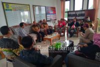  LSM LBSI saat berdiskusi dengan Kabid Koperasi Dinas Koperasi Usaha Mikro, Perindustrian dan Perdagangan Kabupaten Lumajang, Selasa (7/2) siang. (Dok foto Riyaman/RB)