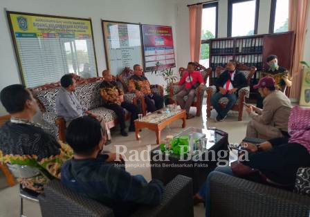  LSM LBSI saat berdiskusi dengan Kabid Koperasi Dinas Koperasi Usaha Mikro, Perindustrian dan Perdagangan Kabupaten Lumajang, Selasa (7/2) siang. (Dok foto Riyaman/RB)