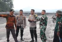 Kapores Lumajang, AKBP. Boy Jeckson S., S.H., S.I.K., M.H,  Bersama Dandim 0821 Lumajang, Letkol Czi Gunawan Indra Y.T., S.T., M.M, melakukan pengecekan jembatan penghubung Dusun Sumberlangsep Desa Jugosari, Kecamatan Candipuro, Selasa (7/2).(Dok Humas Polres Lumajang, for Riyaman).