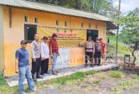 Polsek Pasirian, ketika melakukan pemasangan spanduk himbauan larangan menambang pasir di lokasi tambang ilegal yang berada di sepanjang jalur sungai Regoyo dan Rejali, tepatnya di Desa Bago dan Bades, Kecamatan Pasirian, Rabu (8/2). (Dok Humas Polres Lumajang, for Riyaman)