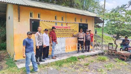 Polsek Pasirian, ketika melakukan pemasangan spanduk himbauan larangan menambang pasir di lokasi tambang ilegal yang berada di sepanjang jalur sungai Regoyo dan Rejali, tepatnya di Desa Bago dan Bades, Kecamatan Pasirian, Rabu (8/2). (Dok Humas Polres Lumajang, for Riyaman)