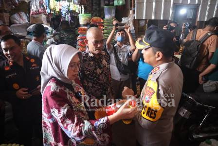 Kapolres Lumajang, ketika melakukan inspeksi ke Pasar Baru Lumajang bersama Forkopimda Kabupaten Lumajang, Jumat (10/2/2023). (Dok Humas Polres Lumajang, for Riyaman).