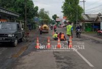  Kegiatan Tambal sulam rutin jalan provinsi di Lumajang, Sabtu (11/2). (Dok Riyaman/RB).