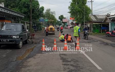  Kegiatan Tambal sulam rutin jalan provinsi di Lumajang, Sabtu (11/2). (Dok Riyaman/RB).