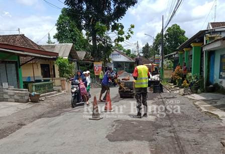 DPUTR Kabupaten Lumajang ketika melakukan kegiatan Ngaspal Keliling (Ngapling) di jalan poros kabupaten, di Desa Klanting, Selasa (14/2). (Dok Riyaman/RB).