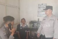  ketika sang ibu (Muatafidah) menghubungi, Mustofa melalui sambungan telepon dari anggota polres Lumajang, Rabu (15/2). (Dok Humas Polres Lumajang, for Riyaman)