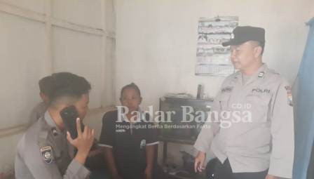  ketika sang ibu (Muatafidah) menghubungi, Mustofa melalui sambungan telepon dari anggota polres Lumajang, Rabu (15/2). (Dok Humas Polres Lumajang, for Riyaman)