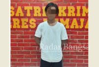  Terduga pelaku penganiayaan Inisial 'RS' (31) warga Dusun Krajan Tengah, Desa Ranulogong, Kecamatan Randuagung, ketika diamankan polisi, Rabu (1/2/2023). (Dok Humas Polres Lumajang, for Riyaman).