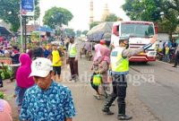 Anggota Polsek Ranuyoso Polres Lumajang Lakukan kegiatan pengaturan arus lalu lintas, Sabtu (18/2/2023). (Dok Humas Polres Lumajang, for Riyaman).