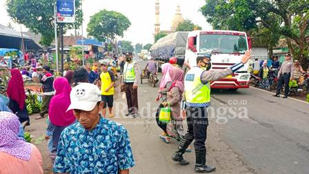 Anggota Polsek Ranuyoso Polres Lumajang Lakukan kegiatan pengaturan arus lalu lintas, Sabtu (18/2/2023). (Dok Humas Polres Lumajang, for Riyaman).