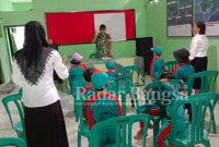  Serma Harun, ketika menerima kedatangan anak didik Paud KB Kenanga Pundungsari, ke Makoramil Tempursari, Rabu (22/2/2023). (Dok Pendim 0821, for Riyaman)