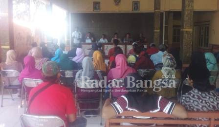 Kapolsek Klakah, IPTU Khoirin Hariyanto bersama jajaran Forkopimcam Klakah, saat menggelar pertemuan dengan warga, di Kantor Balai Desa Ranupakis, Kecamatan Klakah, Rabu (23/2). (Dok Riyaman/RB)