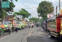 Saat petugas gabungan Polres Lumajang, melakukan razia truk pasir yang melanggar Jam Operasional, Sabtu (25/2/2023). (Dok Humas Polres Lumajang, for Riyaman)