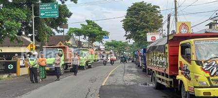 Saat petugas gabungan Polres Lumajang, melakukan razia truk pasir yang melanggar Jam Operasional, Sabtu (25/2/2023). (Dok Humas Polres Lumajang, for Riyaman)