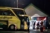  Kendaraan Bus Hino warna putih kombinasi (P.O AL GHOZALI) No. Pol. AA-1424-ED di lokasi laka lantas,  Jalan Nasional Lumajang Probolinggo, Kamis (2/2) malam. (Dok tangkapan layar dari video warga/for Riyaman)