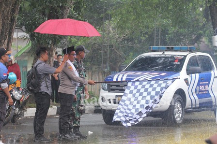  Kapolres Lumajang, AKBP. Boy Jeckson S., S.H., S.I.K., M.H, ketika memberangkatkan jamaah asal Lumajang ke acara Harlah 1 Abat Nahdatul Ulama. (Dok Humas Polres Lumajang, for Riyaman).