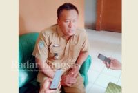  Kepala Desa Pasrujambe, Sugianto, Ketika ditemui awak media, di kantor Desanya, Senin (27/2). (Dok Riyaman/Radarbangsa.co.id).