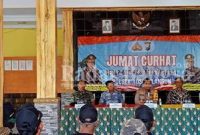  Kegiatan Jum'at Curhat, di Balai Desa Tunjungrejo, Kecamatan Yosowilangun, Jum'at (10/2). (Dok Foto Riyaman/RB)