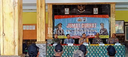  Kegiatan Jum'at Curhat, di Balai Desa Tunjungrejo, Kecamatan Yosowilangun, Jum'at (10/2). (Dok Foto Riyaman/RB)