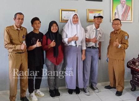 Siswa dan siswi SMKN 4 Mataram yang berpretasi saat foto dengan guru didik (Dok foto Karina/RadarBangsa.co.id)