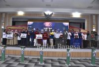 Penerima  juara juara 1,2,3 dari tingkat SD, SMP, SMA Muara Enim (Dok foto Usman/RB)