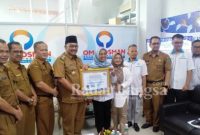 Benny Utama terima penghargaan dari Ombudsman RI perwakilan sumbar di Padang (foto : AH)