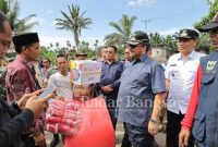 Bupati Pasaman, H. Benny Utama dan Wakil Bupati Pasaman, Sabar As Memberikan Bantuan Untuk Masyarakat Yang Tertimpa Bencana Banjir di Malampah (Dok foto Pemkab Pasaman for Anafiah)