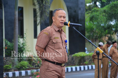 Asisten Administrasi Umum Djoko Rifanto, S. Sos.M.Si sedang berikan arahan pada apel pagi di halaman Kantor Bupati Pasaman (Dok foto Anafiah/RB)