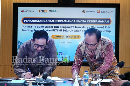 PT Jasa Marga (Persero) Tbk dan PT Bukit Asam Tbk melakukan penandatanganan Perpanjangan Nota Kesepahaman MoU (Dok foto PTBA for Usman/RB) 