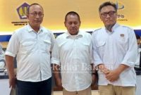 (Tengah) Ketua PWI Jatim Lutfil Hakim (kanan)  Sokip Ketua HPN Jatim dan (kiri)  Ketua PWI Kediri Bambang Iswahyoedhi, (Dok foto PWI Jatim for RadarBangsa.co.id)