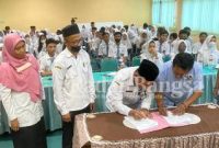 Penanda tangganan MOU kerjasama pelatihan Jurnalis  di SMAN 1 Krian .,Rabu (8/2)  (Foto : Rino Tutuko )