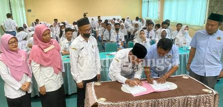 Penanda tangganan MOU kerjasama pelatihan Jurnalis  di SMAN 1 Krian .,Rabu (8/2)  (Foto : Rino Tutuko )