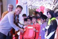 Kapolresta sedang memberikan santunan pada anak yatim ,Minggu (5/2) di MPP Sidoarjo .( Foto : Rino Tutuko )