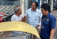 Anggota PWI saat berbagi dengan pengayuh becak ,Jum at (10/2) di depan Alun Alun Sidoarjo (Foto : Radarbangsa co id )