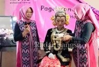 Dewi Herawati saat Merias Model, bersama Ketua HARPI Ranting Genuk Semarang  Hartini Pangesti,di hotel Trizz jalan Gajah, Senin (13/02) (Dok Bandi/RB)